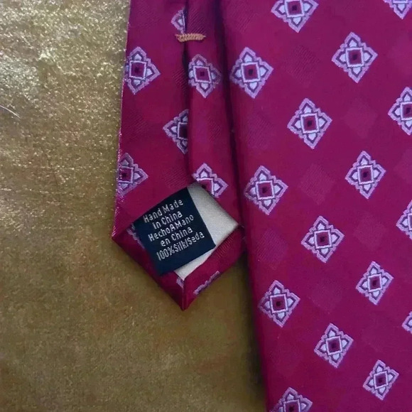 Donald Trump 100% Silk Elegant Red Patterned Tie - Picture 2 of 4